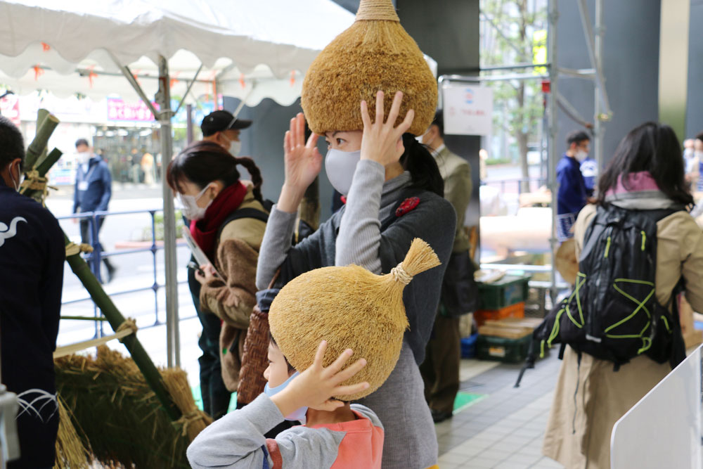 茅の帽子をかぶってみよう