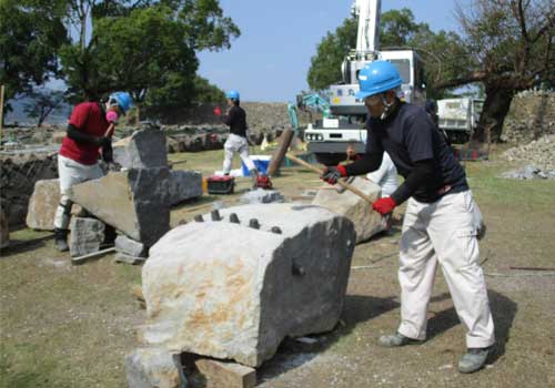 Stone splitting with wedges