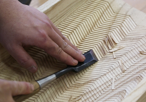 Wavy patterns known as ayasugi are carved onto the underside of the instrument to produce resonance. 