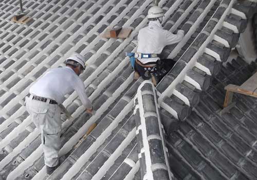 Conservation work on the roof of Himeji Castle