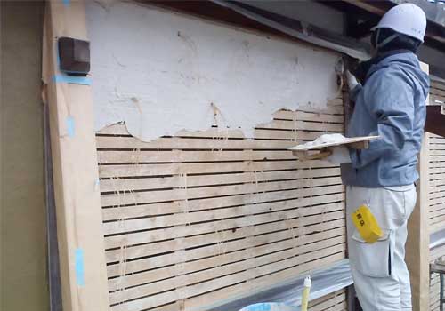 Applying plaster on a wooden underlay