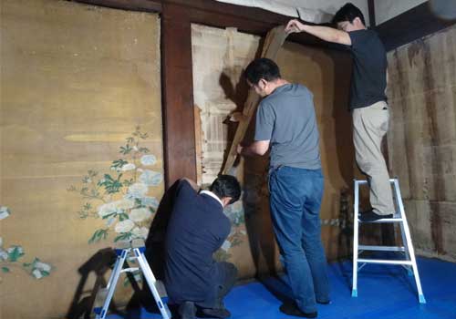 Removing the painting from the wall. (Ninomaru-goten Palace, Nijo-jo Castle)
