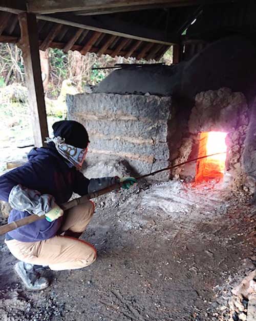Removing polishing charcoal from the kiln