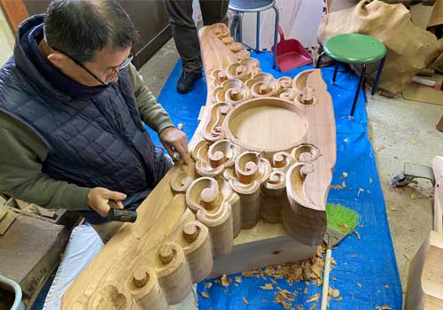 Carving a panel for a gable of the main pavilion of Nagusa Shrine (Hyogo Prefecture)