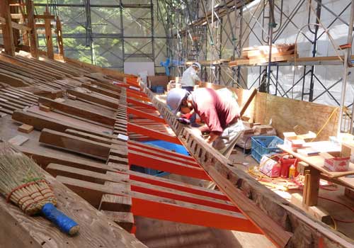 Laying rafters for the roof of the Haiden Pavilion of Nagusa Shrine
