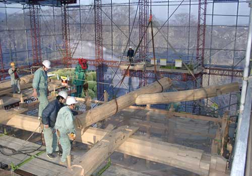 Positioning rafter logs for the Bichū Turret at Tsuyama Castle (Okayama Prefecture)