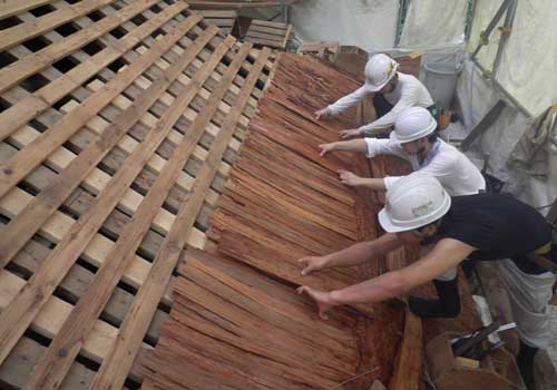 Laying a cypress-bark roof