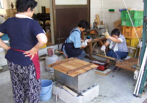 （手前）原材料であるヘギ竹の湯炊き作業