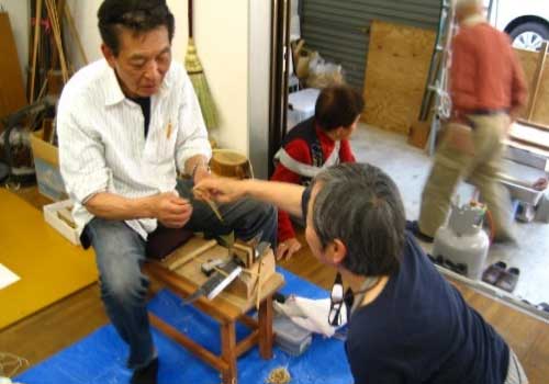 Senbiki-sagyo, thinning the strips in a whittling device