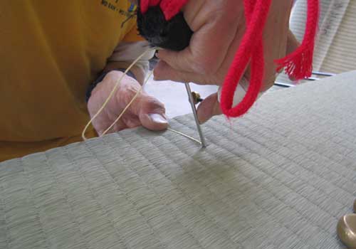 畳表縫い付け作業