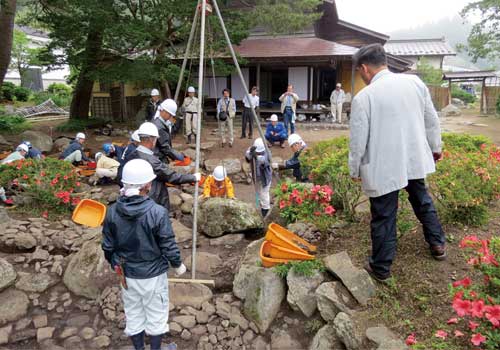 Restoring stone features (Registered cultural property of the Moriaishi Garden)