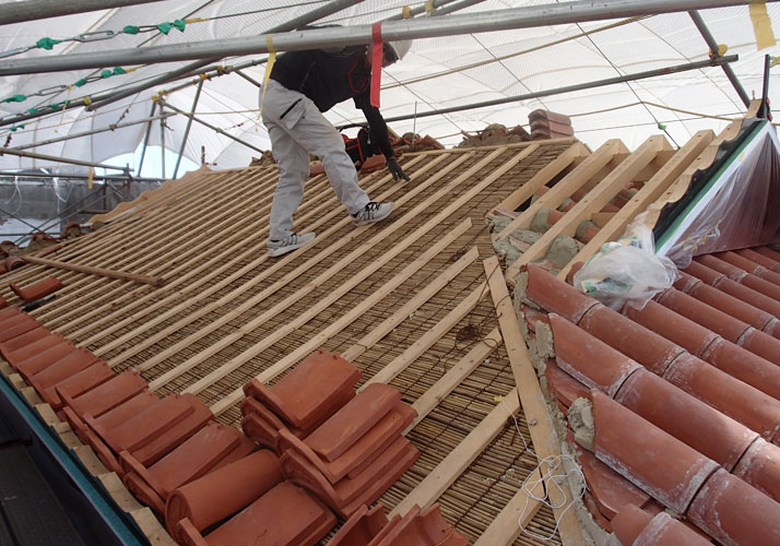 首里城美福門で野地竹編みと瓦葺