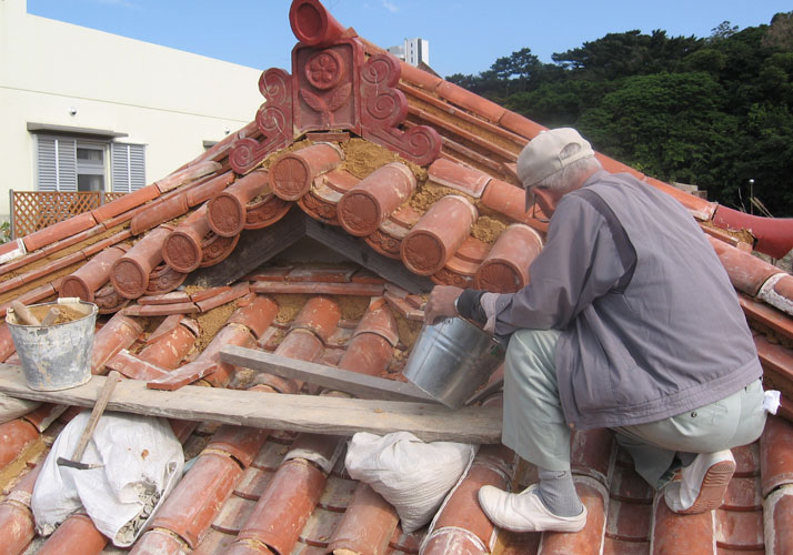 入母屋屋根での琉球瓦葺研修の様子