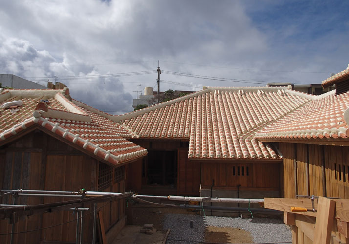 琉球瓦葺の施工例(谷筋、イーチミー〈通気口〉重文:津嘉山酒造所