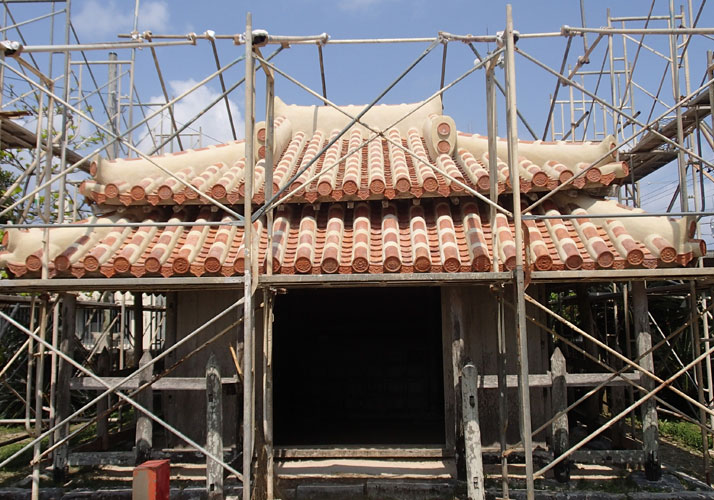 琉球瓦葺による瓦葺き替え(久米島天后宮)