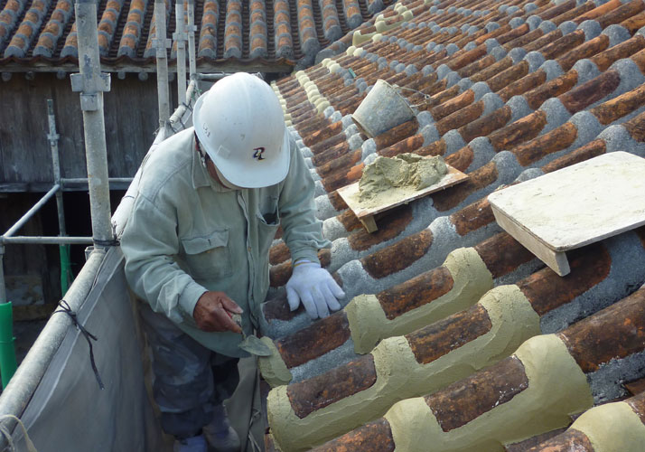 琉球瓦葺の特長(漆喰塗り)重文中村家