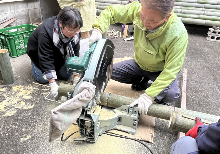 竹の節を落とす筒切り