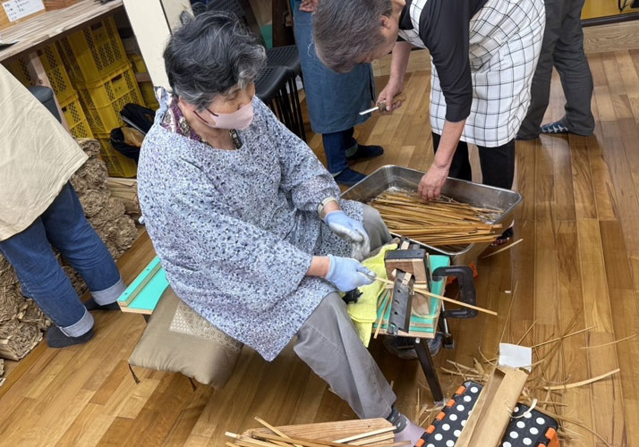 筬引き（羽を削る）