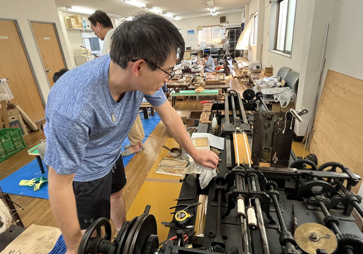 筬組み（筬羽を編む）